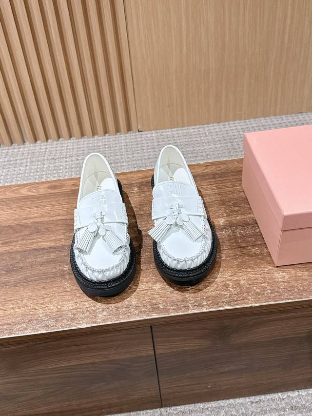 Miu Miu 25Fw Deck Shoes 缪缪新款流苏乐福鞋 融合复古与时尚，乐福鞋的经典版型搭配流苏装饰，增添灵动俏皮感；厚底设计又带有些许复古英伦风，