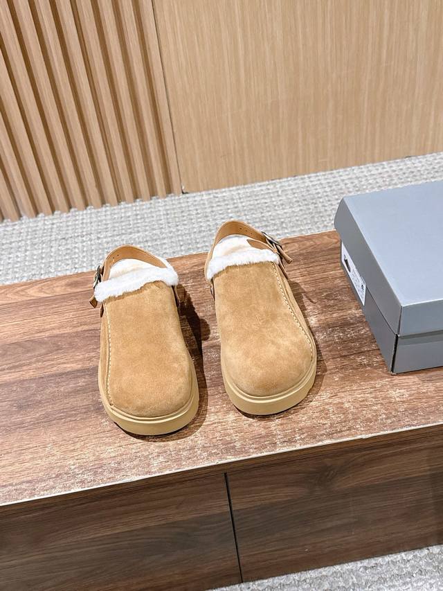 Ugg 油叽叽新款羊毛穆勒鞋 作为Ugg的产品，延续了品牌在毛绒鞋类领域的高品质，工艺精细，穿着体验舒适，兼具时尚与实用性。鞋型为穆勒鞋款式，带有后跟绊带设计，