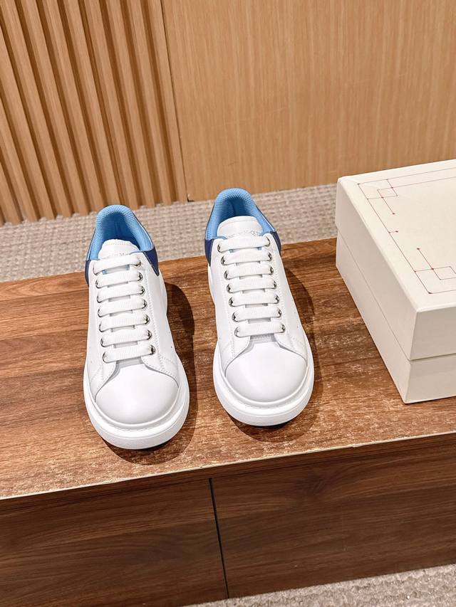 男+10 深蓝皮蓝网布 # 麦昆当之无愧算是小白鞋里的经典之王 市面上做的人也确实不在少数，版本也是参差不齐但真正离正品还是有一段距离！请看我们独家 1独家定制