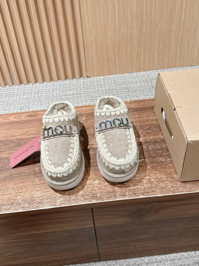 秋冬新品毛拖 麂皮鞋面，重工民族风手工衍边 皮毛一体材质内里，功能性与配搭格调兼备！原版软胶底 Size：35-39 40 41定做不退换 原盒包装