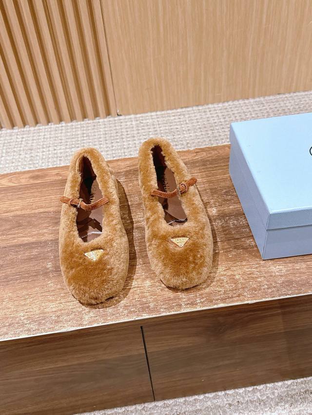 prada 普拉达秋冬新款毛毛鞋玛丽珍平底鞋 简约舒适又百搭 皮毛一体材质 羊皮内里 Size：35-39 40 41定制不退换