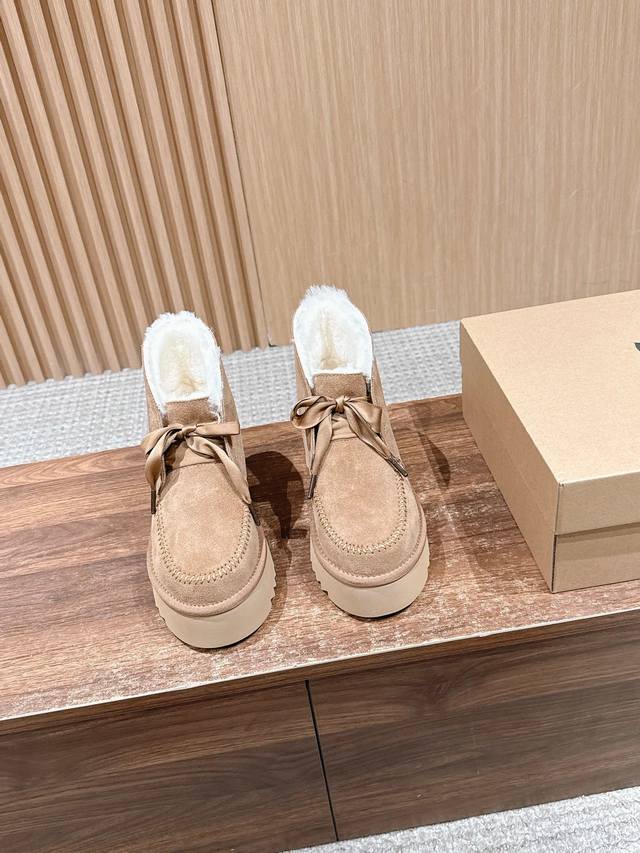 油叽叽秋冬新款 轻便舒适凯琳厚底雪地靴 凯琳靴是Ugg对其经典雪地靴的一次精致化与都市化升级。在保留品牌核心的温暖与舒适基因的同时，通过更具造型感的靴筒与标志性