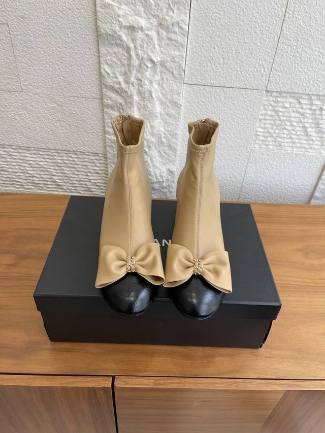 顶级版本: Chanel 香奈儿 2025 秋冬新款 蝴蝶结 粗跟 后拉链 短靴 弹力靴 Chanel香奈儿蝴蝶花短靴，精选小羊皮+弹力拼接，法式复古感满满！圆