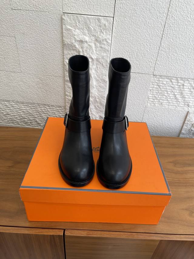 顶级版本: Hermes 爱玛仕 2025 秋冬新款 Albion扣 Leo及踝靴 短靴 Hermes爱马仕小牛皮Biker及踝靴，搭配标志性Albion鞋扣。