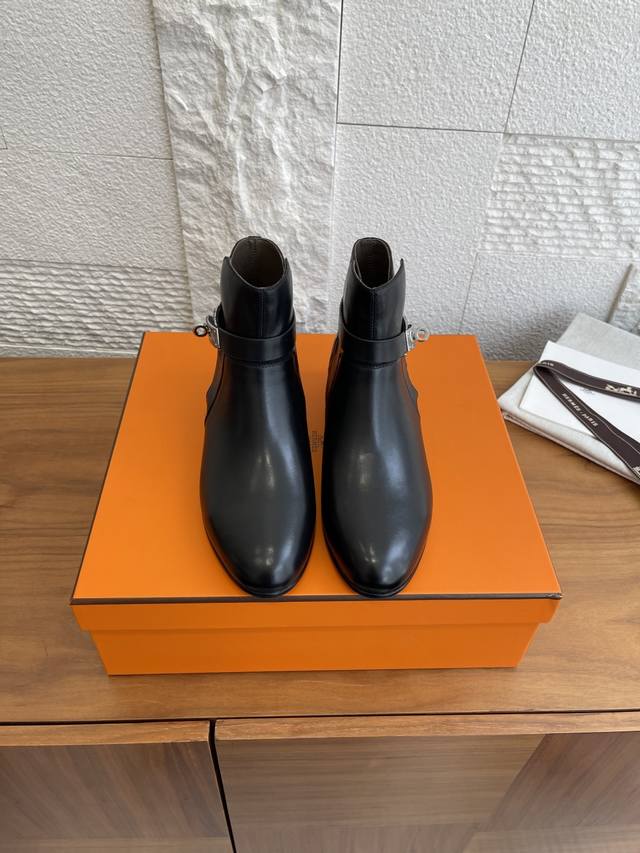 顶级版本: Hermes 爱玛仕 2025 秋冬新款 Kelly搭扣 Neo及踝靴 短靴 Hermes爱马仕Kelly扣Neo短靴，采用柔软Heritage小牛