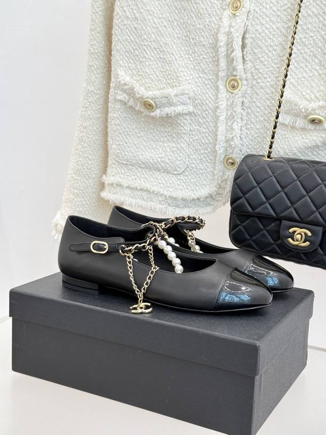 厂价p平底 高跟 Chane*｜小香25B珍珠链条双C玛丽珍鞋 这双玛丽珍鞋 无疑是优雅与精致的完美结晶， 每一处细节都散发着独属于香奈儿的高级魅力。 鞋面上