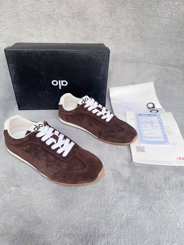 2670秋冬最新情侣款德训鞋 休闲鞋 美国瑜伽服品牌超火的Alo 欧美明星私服首选 这系列真的太好看了 牛津薄底的设计 上脚超级轻便舒服 暴走不累 好看又时尚