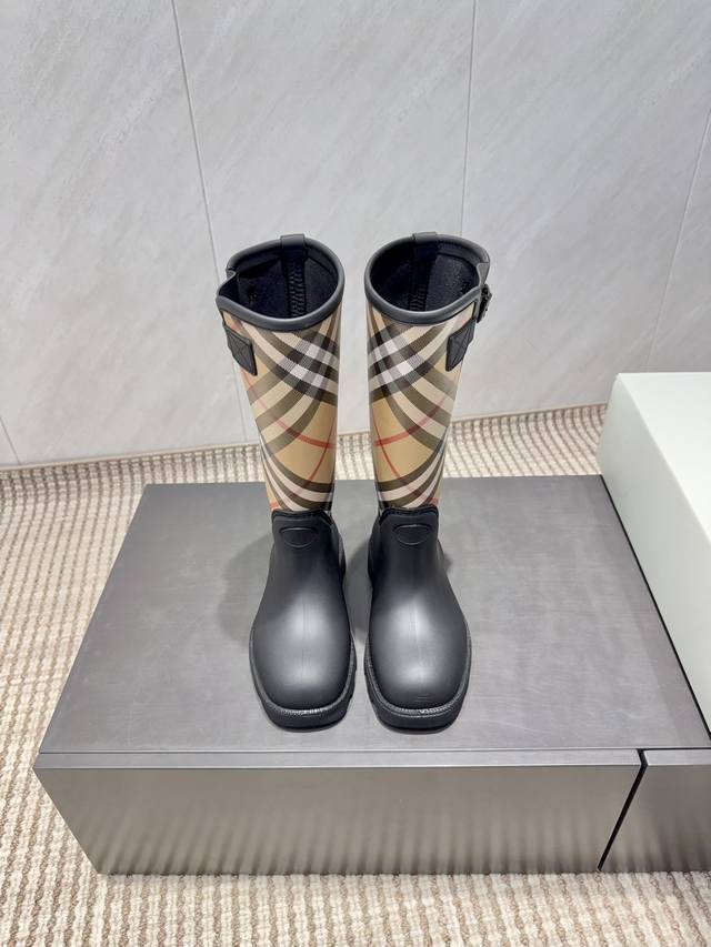 出厂：短靴 高靴 独家顶级版本 B*Urberry 巴*宝莉2025Vs秋冬最新走秀爆款一体雨靴系列 圆头一体雨靴 顶级版本B*Urberry 秋冬限量走秀款高