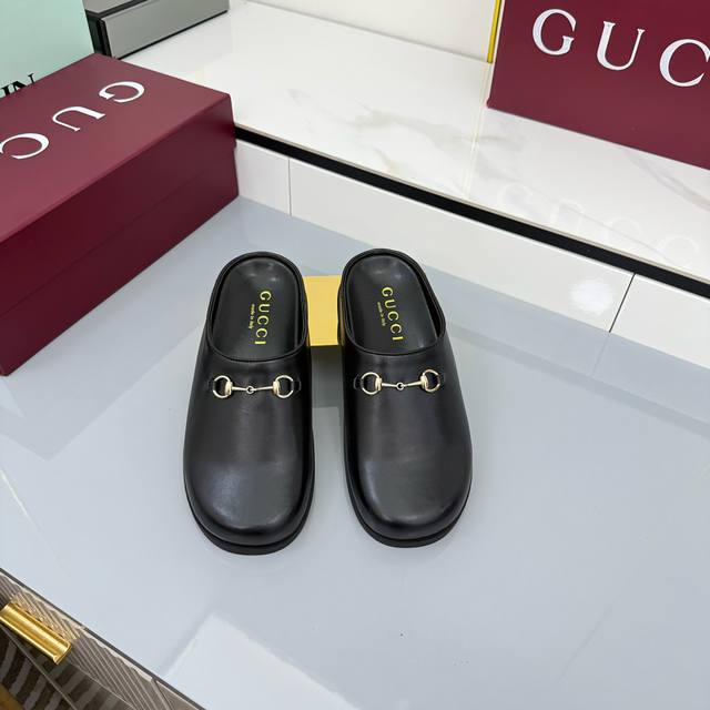 秋冬新款反绒牛皮马衔扣女士羊毛拖鞋 Gg在 2025 秋冬系列中继续使用档案符号。Horsebit 硬件让人想起品牌的马术传统，出现在这双 Camel 和牛皮高