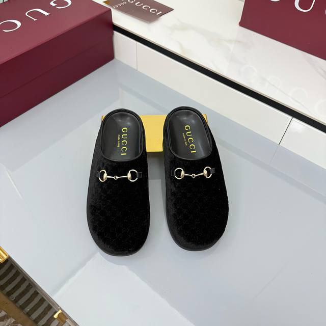 秋冬新款反绒牛皮马衔扣女士羊毛拖鞋 Gg在 2025 秋冬系列中继续使用档案符号。Horsebit 硬件让人想起品牌的马术传统，出现在这双 Camel 和牛皮高