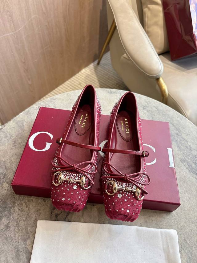 9099-1* 酒红G钻￥ 35-42 这款经典马衔扣芭蕾平底鞋，匠心致意传统芭蕾舞鞋廓形。这款鞋履甄选安哥拉红双G布材质，点缀Gg仿水晶图案和淡金色调马衔扣配