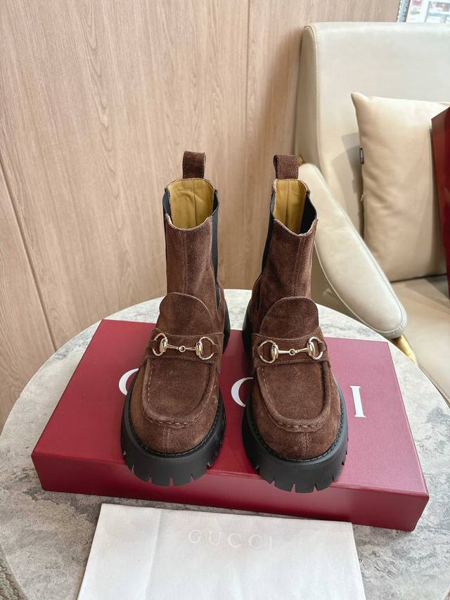 9562-8 咖色￥ 35-41 精巧细节为这款乐福鞋注入优雅气息。以光滑绒面材质精心打造，搭配沟纹橡胶鞋底，令整款设计更添魅力。浅金色调马衔扣为这款经典而不失