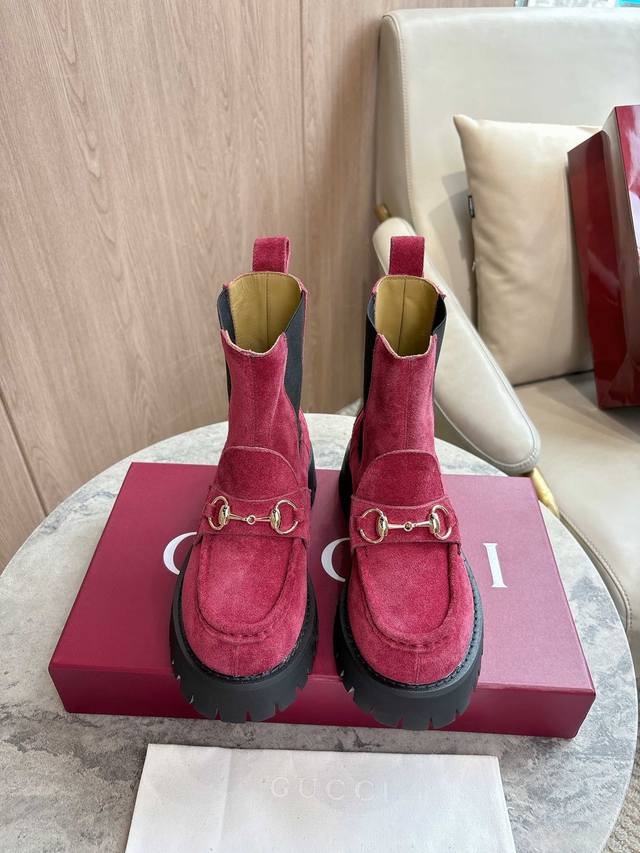 9562-8 酒红￥ 35-41 精巧细节为这款乐福鞋注入优雅气息。以光滑绒面材质精心打造，搭配沟纹橡胶鞋底，令整款设计更添魅力。浅金色调马衔扣为这款经典而不失