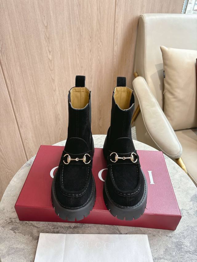 9562-8 黑￥ 35-41 精巧细节为这款乐福鞋注入优雅气息。以光滑绒面材质精心打造，搭配沟纹橡胶鞋底，令整款设计更添魅力。浅金色调马衔扣为这款经典而不失现