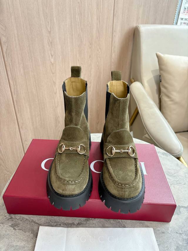 9562-8 绿￥ 35-41 精巧细节为这款乐福鞋注入优雅气息。以光滑绒面材质精心打造，搭配沟纹橡胶鞋底，令整款设计更添魅力。浅金色调马衔扣为这款经典而不失现