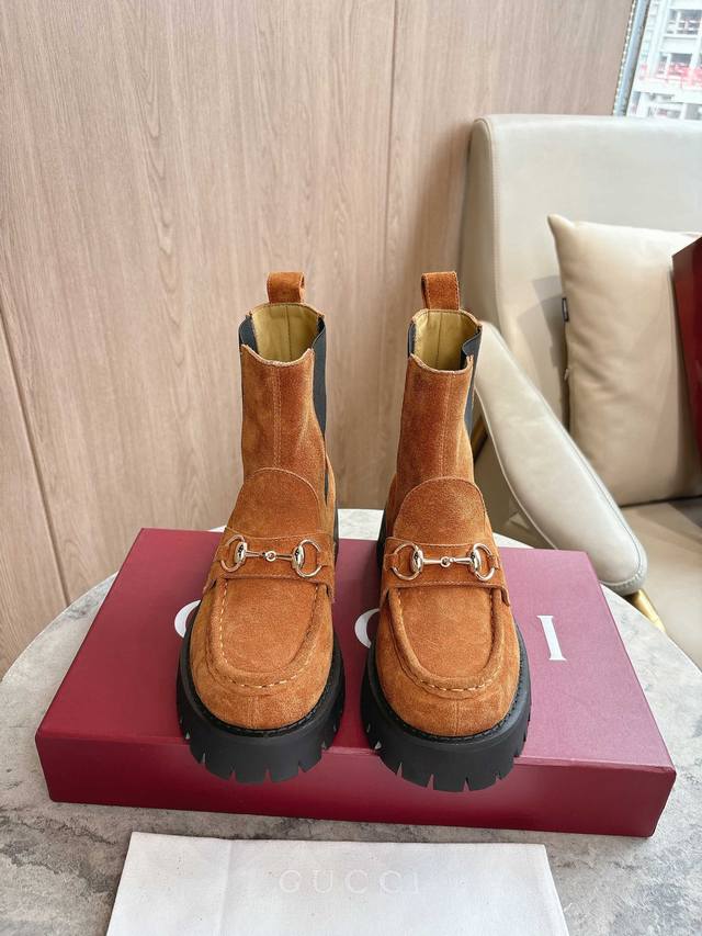 9562-8 棕￥ 35-41 精巧细节为这款乐福鞋注入优雅气息。以光滑绒面材质精心打造，搭配沟纹橡胶鞋底，令整款设计更添魅力。浅金色调马衔扣为这款经典而不失现