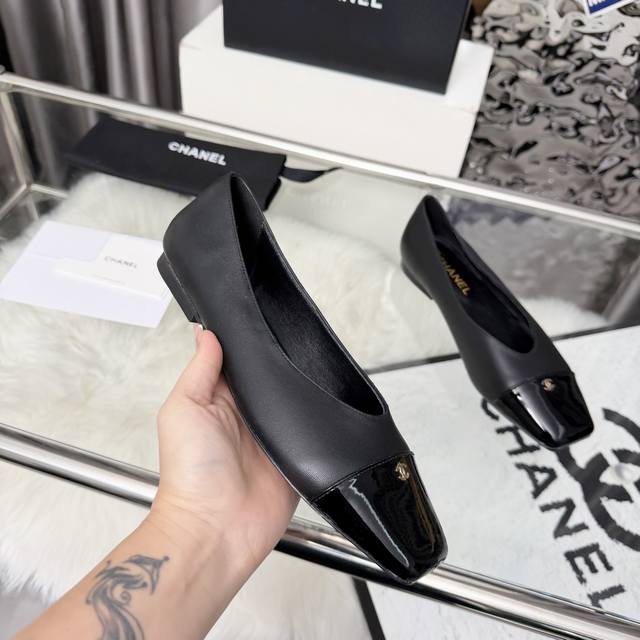 高版本小香家单鞋Chane*｜，大爆款！小香2025官网香奈儿四季单鞋，系列新品乐福鞋满满的复古风 秀气的鞋型 看着就很讨喜，小方头 衬托脚也变得瘦瘦的，上脚给