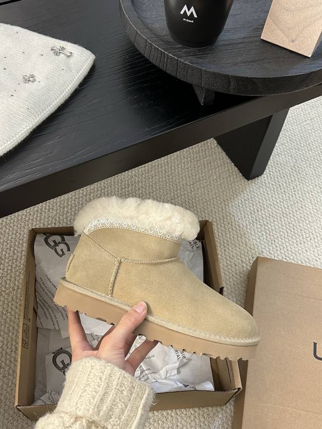 Ugg塔斯林迷你雪地靴，经典短筒设计，反绒皮鞋面+羊毛内里，保暖又舒适！鞋口毛绒翻边，复古感满满，秋冬穿搭超百搭，无论牛仔裤还是裙装都能轻松Hold住。 颜色：