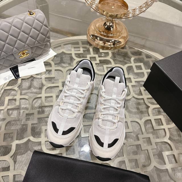 Chane*小香25A 王炸新款专柜休闲款运动鞋 这款经典设计；鞋面多种工艺电绣的风格；大底却时尚运动；不平凡的拥入了多种配色元素 多元化混搭非常好看百搭，休闲