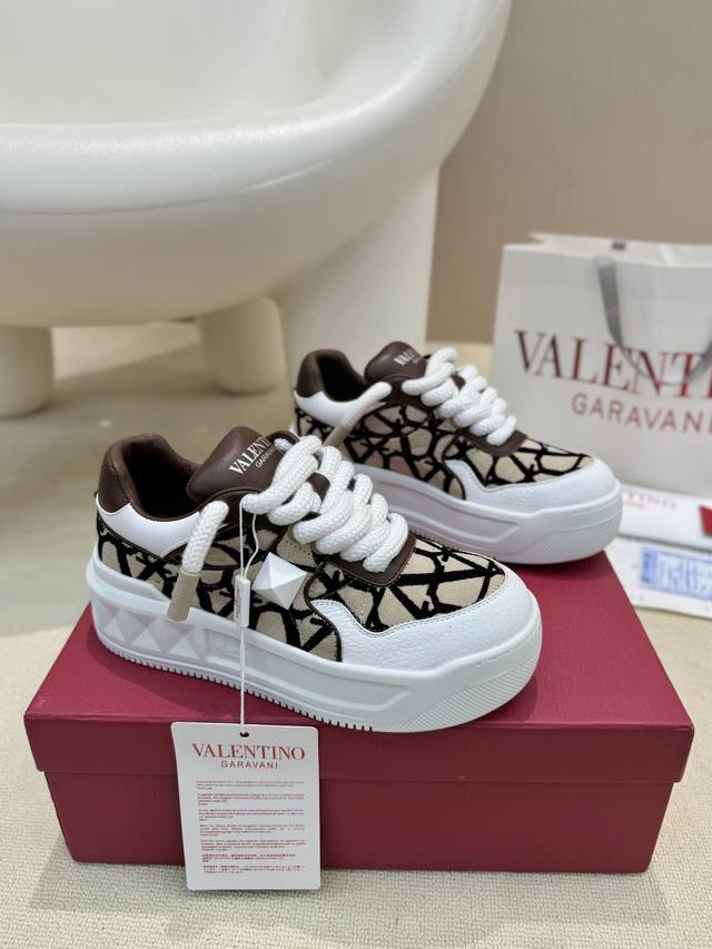 工厂p直批价: 情侣款 顶级版本 Valentino Out Stud 华伦天奴运动休闲鞋 最新款 粗鞋带 情侣面包鞋休闲鞋 Eisa Hosk 张艺兴 关晓彤