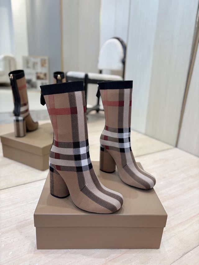 出厂价p 独家推出圆头粗跟格纹弹力针织袜长靴 Burberry博柏利英国奢侈品牌，典藏米色，原版1:1复制，贴身弹力针织式及膝靴，设计圆形靴头粗跟，装饰品牌标志