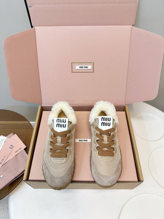 Miumiu缪缪秋冬新品毛绒德训鞋 Miumiu 2025秋冬新款毛绒德训鞋，织物+绒面皮革拼接，内里柔软毛绒，穿着超舒适又保暖 橡胶轮胎底，耐磨抓地力强，日常