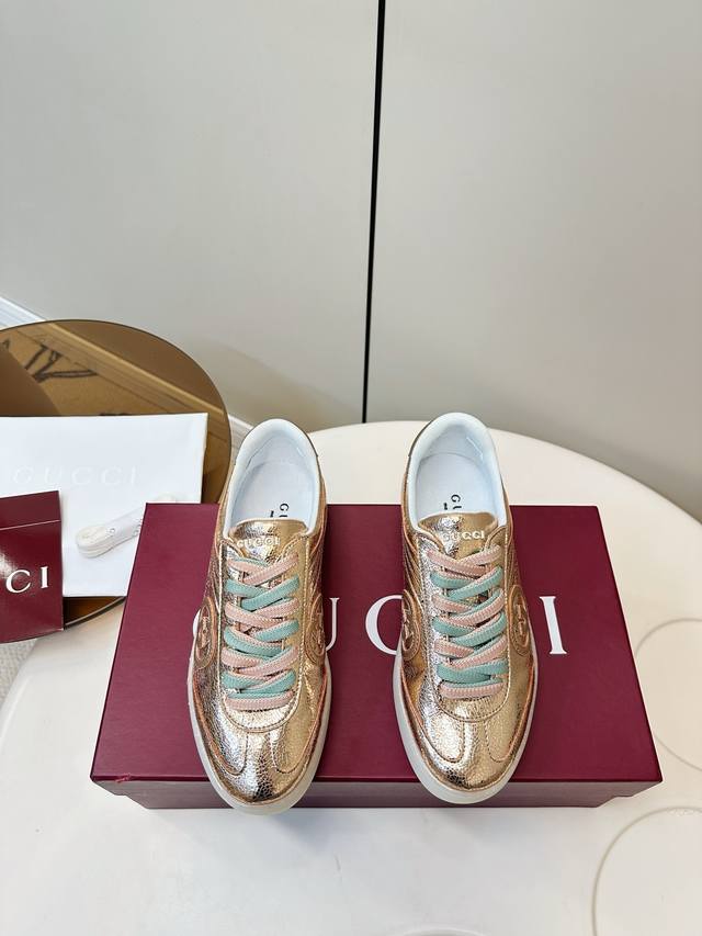 Gucci G75金属光泽休闲运动板鞋 Gucci G75系列运动鞋，金属光泽牛皮+双色鞋带，时尚感满分！鞋面有经典双G压纹，细节精致，品牌辨识度超高。 白色橡