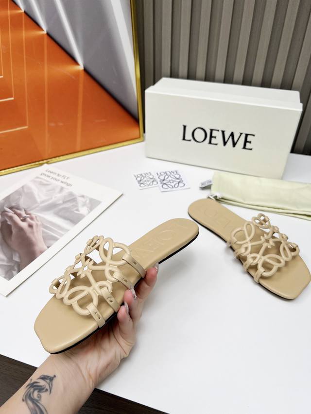 上新啦，Loewe｜罗意威5 春夏新品 本季单品超级有意思全网都火爆了，上脚超Nice今年时髦必备单品 Go 材质：全部采用头层牛皮 码数：35-41 出厂