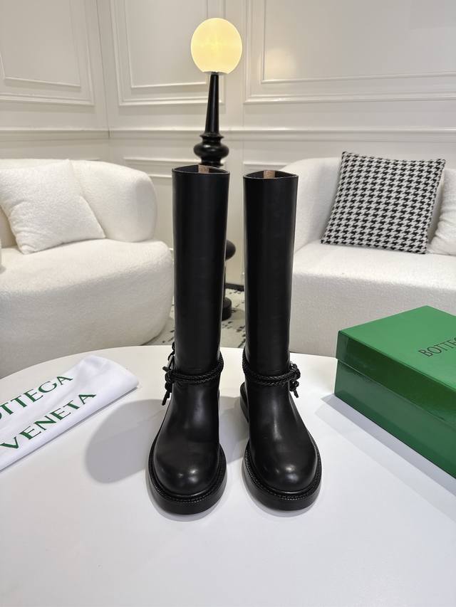 出厂 Bv 女士James 及膝高靴 家族元素 Bottega Venet* 对标对版 五金原版一致 请对比官图 Bv一脚蹬 骑士靴 五金对版 一致 选用西班牙