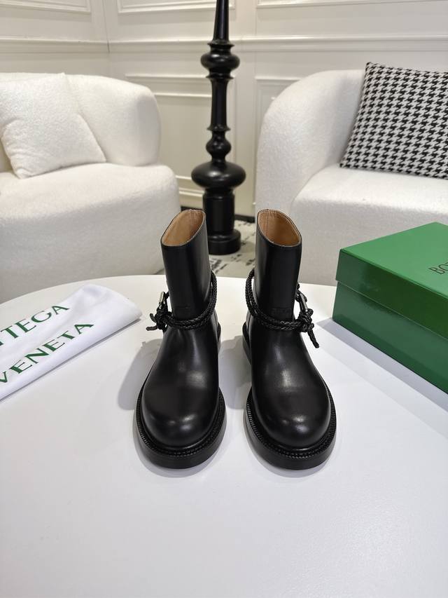 出厂 Bv 女士James 短靴 家族元素 Bottega Venet* 对标对版 五金原版一致 请对比官图 Bv一脚蹬 骑士靴 五金对版 一致 选用西班牙进口