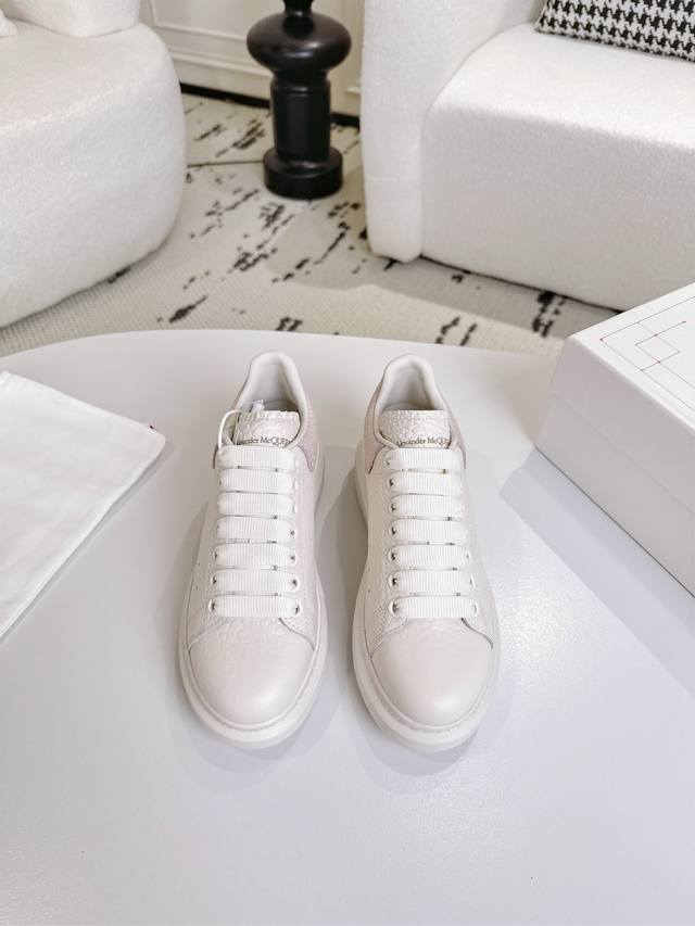出厂 男码+50鹿皮纹 新款 麦昆高品质顶级版Alexander Mcqueen 经典明星爆款百搭小白鞋 已升级，全新一代新楦型楦型经过一年刻苦打磨，复刻出与正