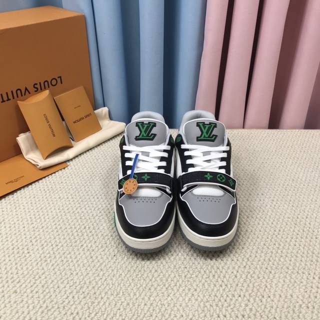 情侣新款的出货路易-威登 pk市场一切版本 走秀新款 篮球板鞋 代购品质 原版1：1开发复刻！！上脚非常舒适 做工精细 鞋面由意大利进口小牛皮拼接，♀侧边饰有品