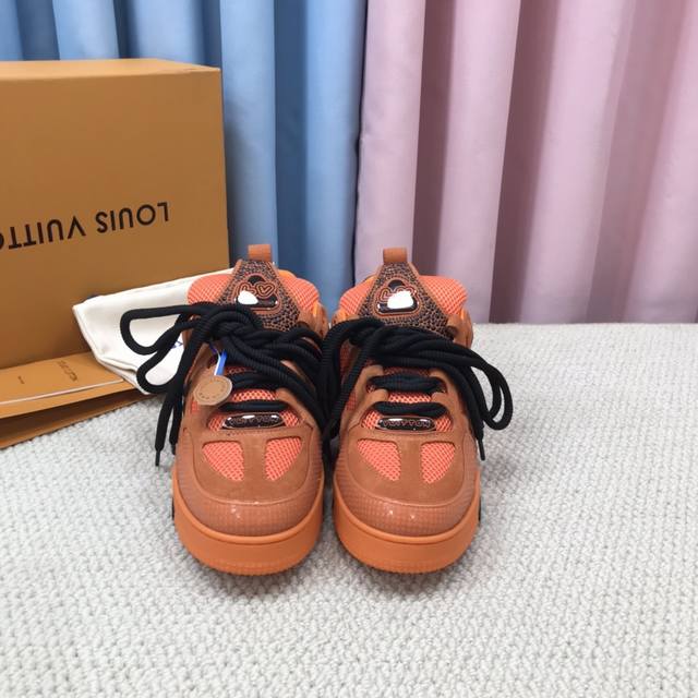 带钻鞋.路易-威登 pk市场一切版本 情侣款 走秀新款 篮球板鞋 代购品质 原版1：1开发复刻！！上脚非常舒适 做工精细 鞋面由意大利进口小牛皮拼接，侧边饰有品