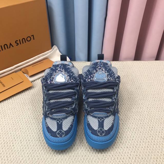 顶级版本钻鞋 路易-威登 pk市场一切版本 情侣款 走秀新款 篮球板鞋 代购品质 原版1：1开发复刻！！上脚非常舒适 做工精细 鞋面由意大利进口小牛皮拼接，侧边