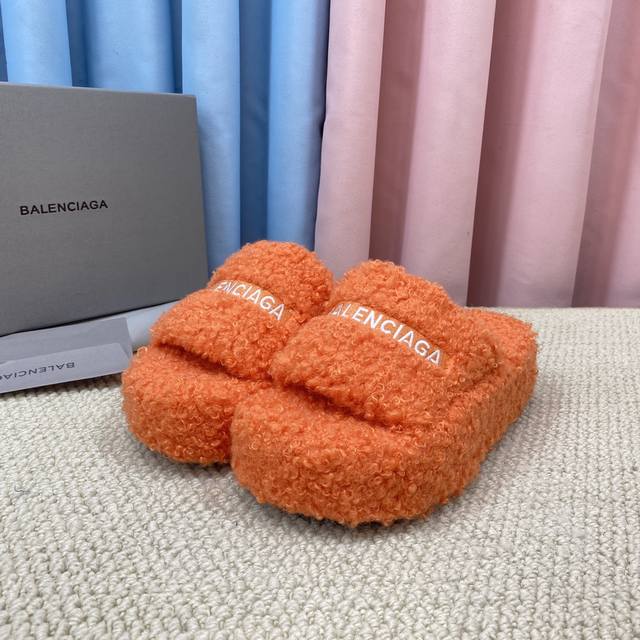 顶级版本 厚底真羊毛！新色！Balenciag 巴黎世家潮品毛拖 ！ 最新的 political Campaign 徽标刺绣！高级感满满当当！ 欧美名媛 明星
