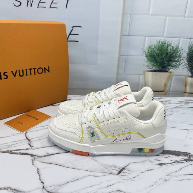新款的情侣爆款出货上新 Lv-Trainer路易-威登 pk市场一切版本 走秀新款 篮球板鞋 原版1：1开发复刻！！上脚非常舒适 做工精细 鞋面由意大利进口小牛