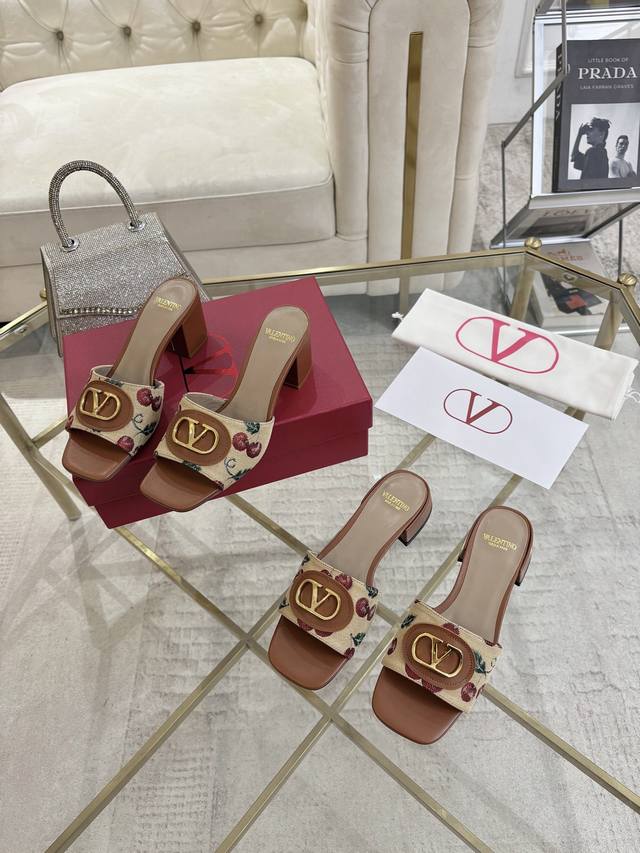 专柜最新樱桃、网红街拍都爱搭配的腔调单品哦~ 跟着时尚达人的步伐来走准没错！搭配上简单或时尚款的衣服穿，高端大气又显腿白，细节和面料的搭配都让整体看起来很有质感