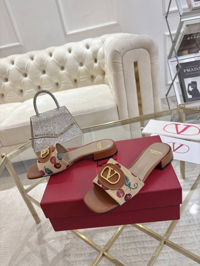 专柜最新樱桃、网红街拍都爱搭配的腔调单品哦~ 跟着时尚达人的步伐来走准没错！搭配上简单或时尚款的衣服穿，高端大气又显腿白，细节和面料的搭配都让整体看起来很有质感