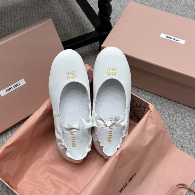 走秀款 Miu Miu 2025春夏系列时装秀 于多重场景中流露风格主张 步履之间焕发独特之美 原版 1：1开发，各大明星 网红的热爱款 ，亲肤柔软秋季必备款