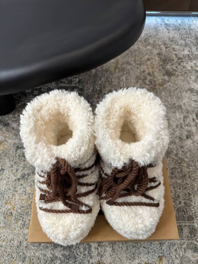 新品发布 ★面料 原版针织羊毛卷 内里 100%丝棉内胆 鞋底 原版热熔塑胶橡胶大底 优雅风格 创造不一样的感觉 跟高 4 Cm 专柜包装 简约气质款式！ Sh