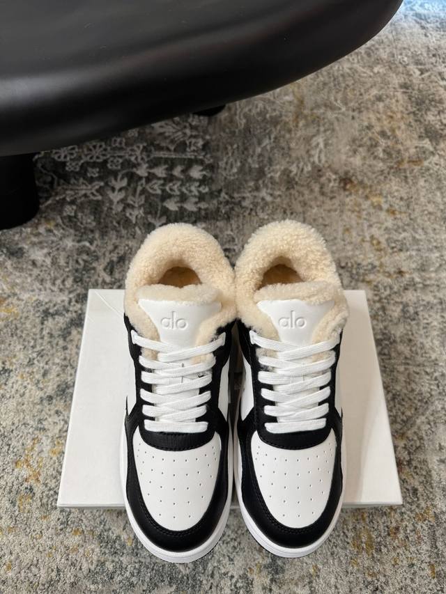 原版开发 ★面料 牛皮 内里 羊毛 鞋底 成型底 优雅风格 创造不一样的感觉 跟高 内增高. Cm 专柜包装 简约气质款式！ 市场顶级 Show Bdetail