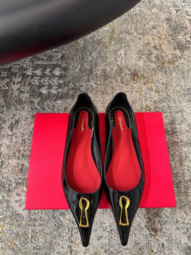 原版开发 ★面料 牛漆皮 内里 羊皮 鞋底 意大利牛皮底 优雅风格 创造不一样的感觉 跟高 1 Cm 专柜包装 简约气质款式！ 市场顶级 Show Bdetai