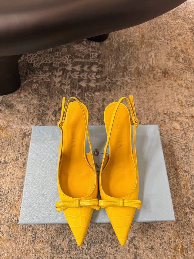 气质小单鞋 ★面料： 压花牛皮 内里：羊皮 鞋底：牛皮底 优雅风格 创造不一样的感觉 跟高： 7.5 Cm 简约气质款式！ 市场顶级 Show Bdetails