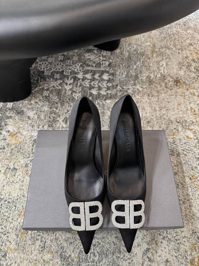 气质小单鞋 ★面料： 真丝 内里：羊皮 鞋底：牛皮底 优雅风格 创造不一样的感觉 跟高： 7.5 Cm 简约气质款式！ 市场顶级 Show Bdetails ⊿