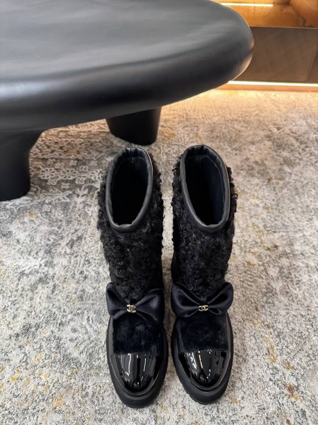 新品上架 面料：牛皮＋针织羊毛卷 内里：羊皮 鞋底：成型底 优雅风格 创造不一样的感觉 跟高3 Cm 专柜包装 简约气质款式！ 市场顶级 Show Bdetai