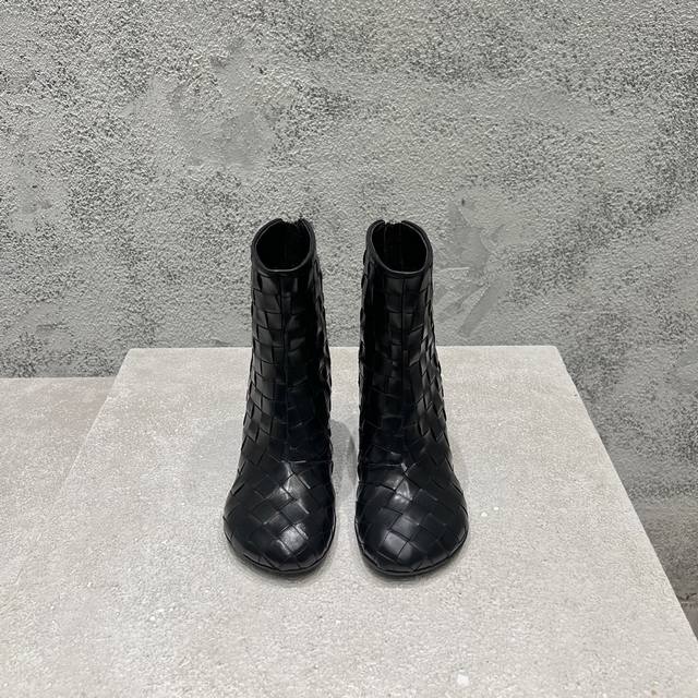 Bottega Veneta 顶级版市场最高版本的手工编织 编织系列 Bv Atomic系列 靴型超级修饰腿型，无论是肉肉腿还是小短腿，穿上立马拥有又直又细的视