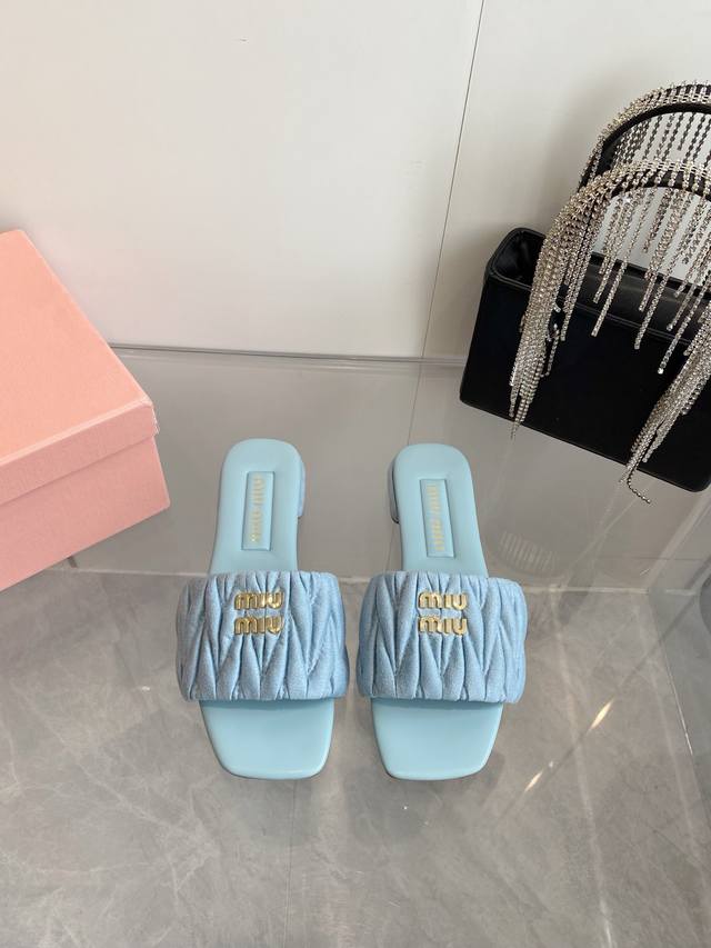 出厂价p ￥p40025Miumi*Ss春夏新款平底小羊皮凉鞋拖鞋 顶级版本 Zp开发 原版拆卸 对版菱格纹 秒杀市面普通版本，Miumiu真的太少女啦！超级软