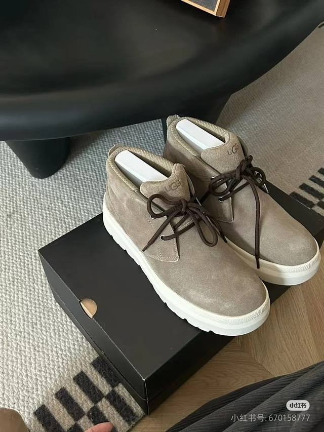 男款Burleigh Chukka 伯利恰克靴 25季新款雪地靴如期而至。在你最需要的时刻送上温暖。 翻毛牛皮鞋面，保暖羊毛内里，时尚保暖应有尽有不愧是过冬神器