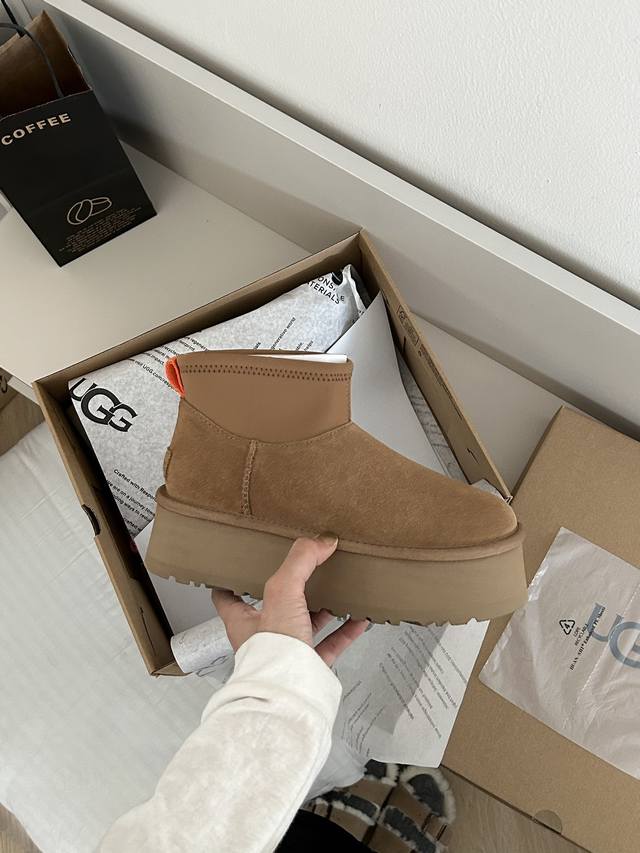 G 51168170 经典Mini迪普靴 24新款女士休闲舒适经典迪普靴！防滑耐磨的Treadlite By Ugg.轻翼大底，将带来新奇别致的温暖和舒适体验