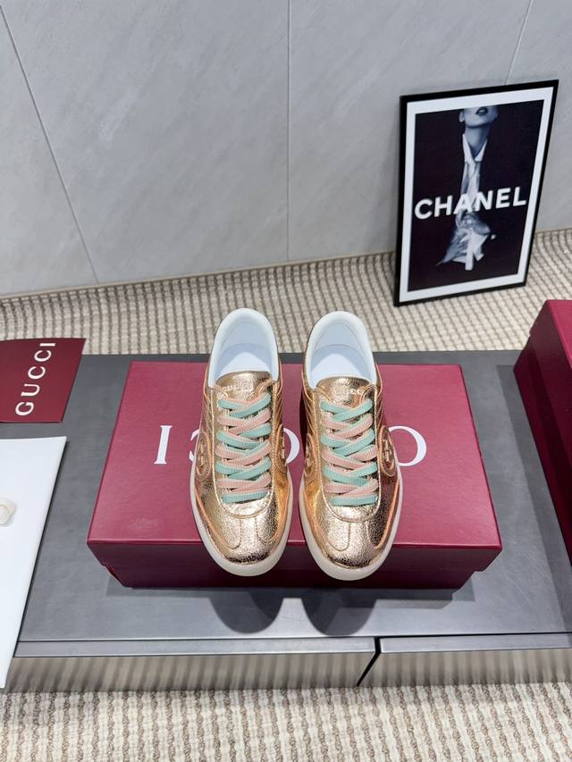 出厂:女款 男款可定制 独家顶级版本 拼色厚底休闲鞋 G家古驰小脏鞋全系列升级 长期做货 Gg古奇系列做旧休闲小脏鞋走秀款 Zp开发纯原版本 金属双G水晶圆柱形